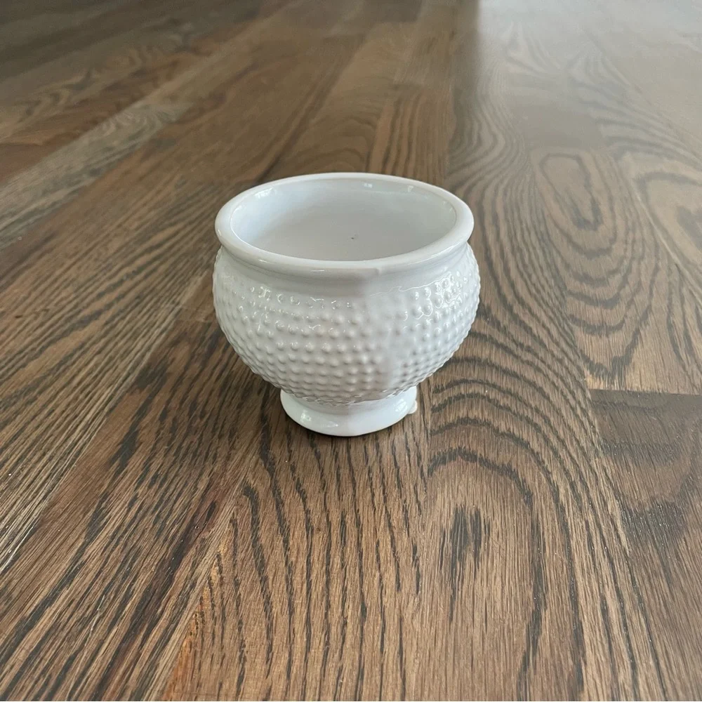 Small White Textured Planter Pot - Picture 1 of 4